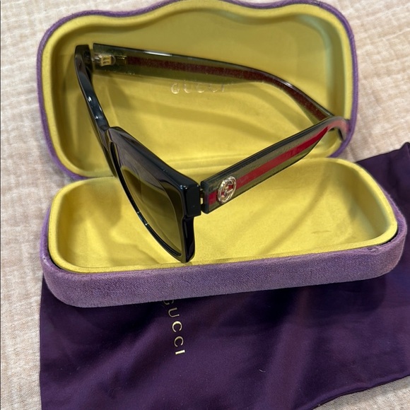Gucci Black and Red Sunglasses Accessories - Picture 5 of 5